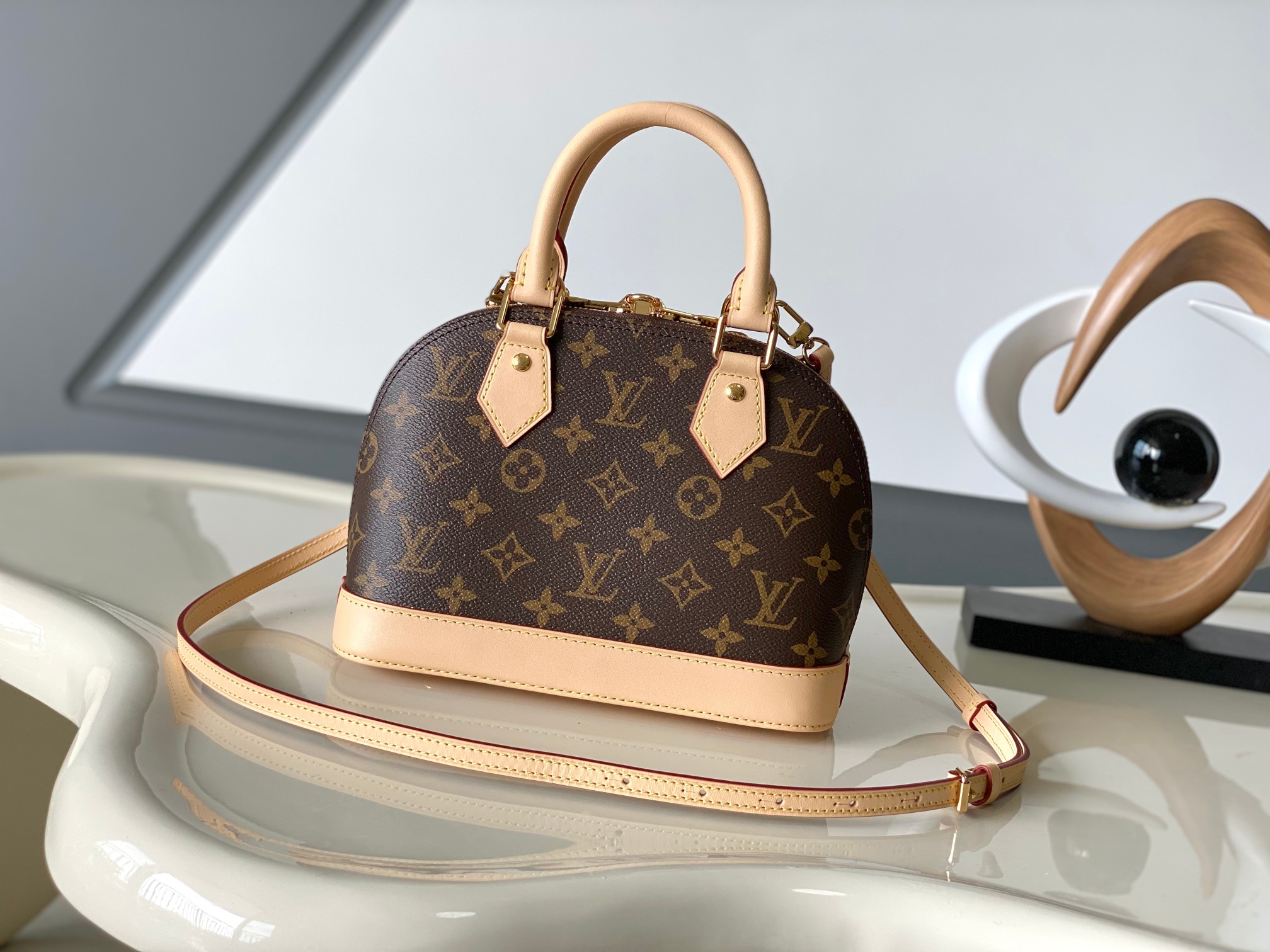 LV Alma BB 經典老花