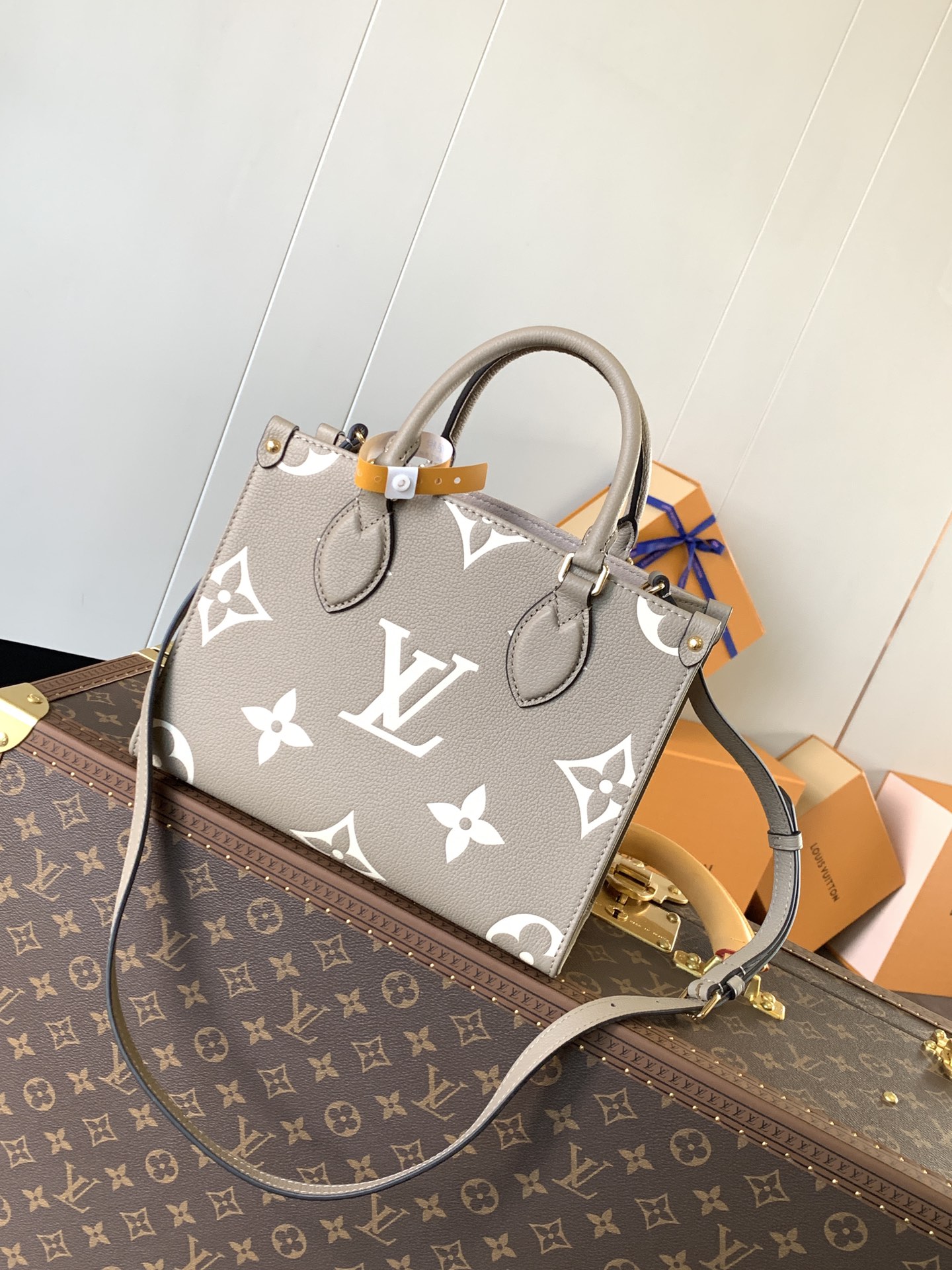 LV OnTheGo PM 斑鳩灰奶油白