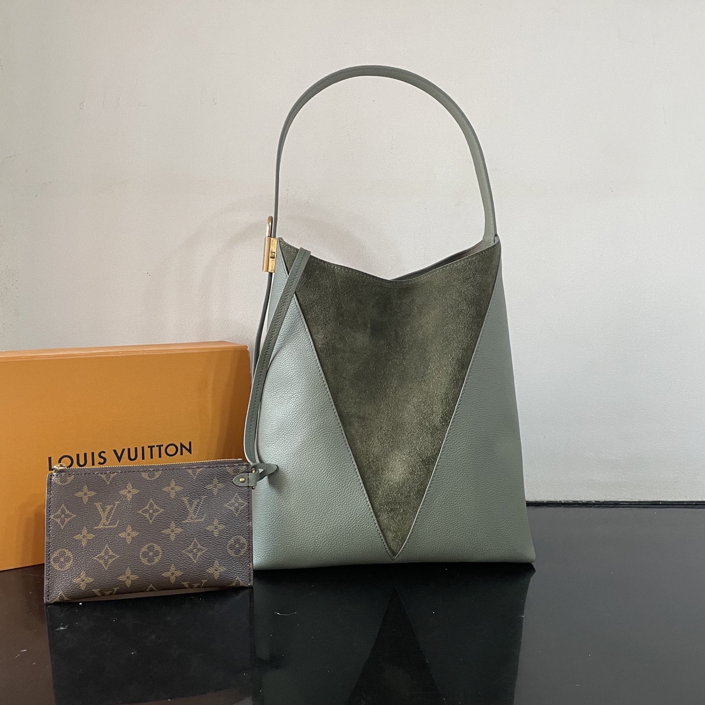 LV Low Key Hobo MM 深泥灰綠