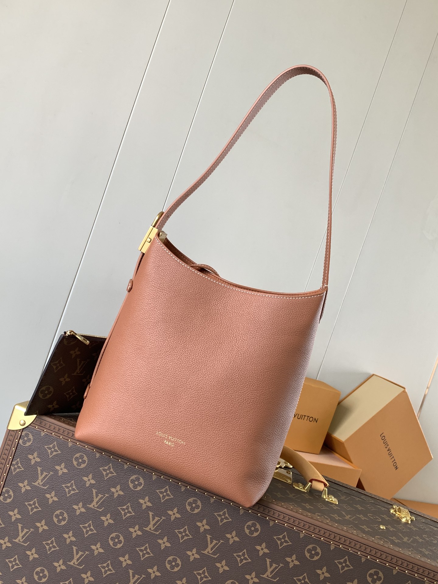 LV Low Key Hobo PM 琥珀色