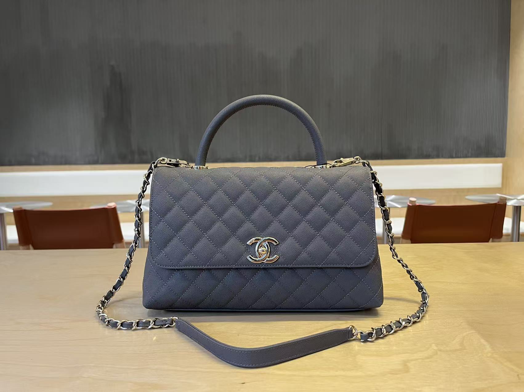 CHANEL Coco Handle 29 深灰色粒紋小牛皮 淡金扣