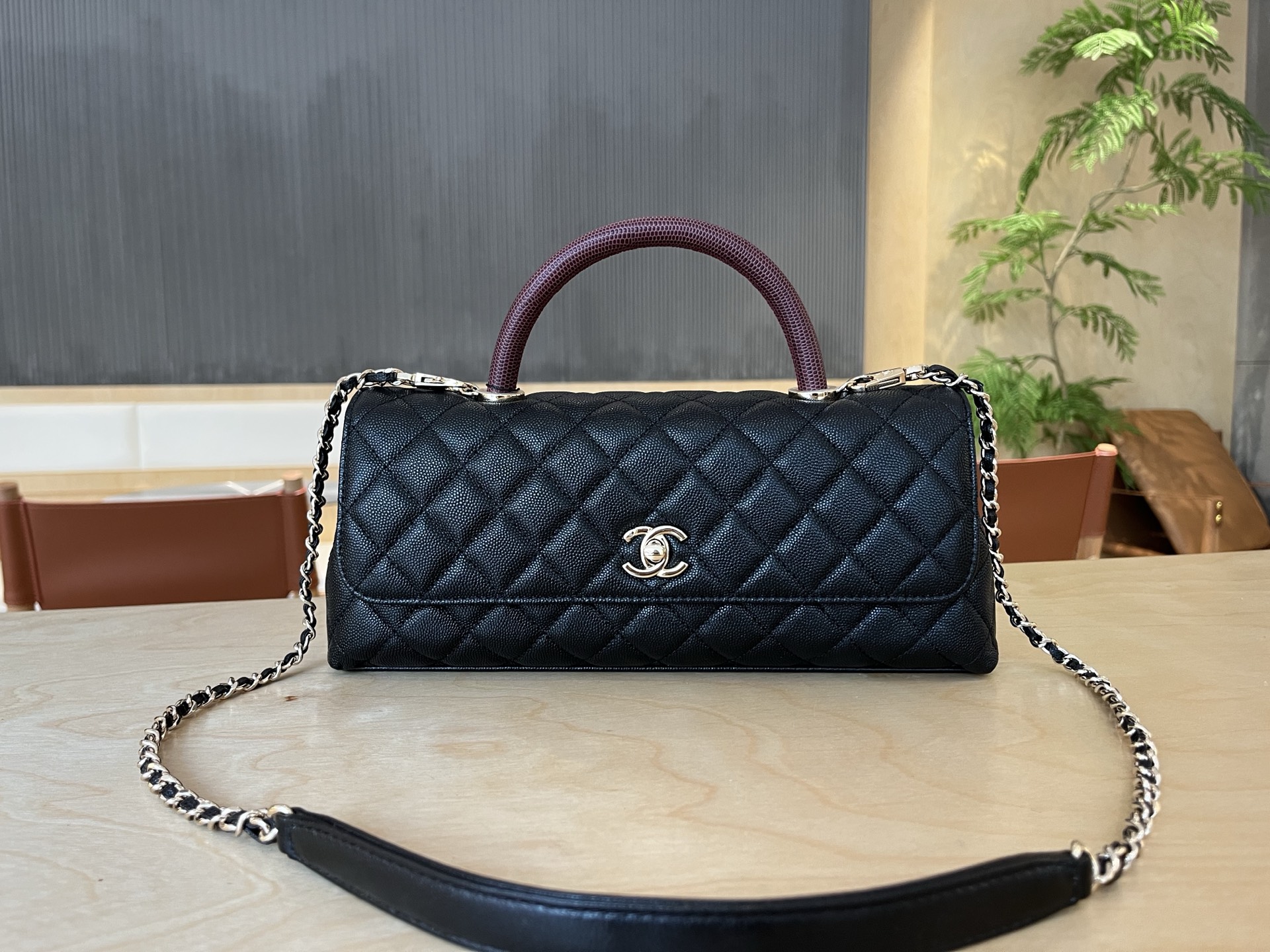 CHANEL Coco Handle AS6091 26P 橫版 黑色小羊皮／酒紅色手把 金扣