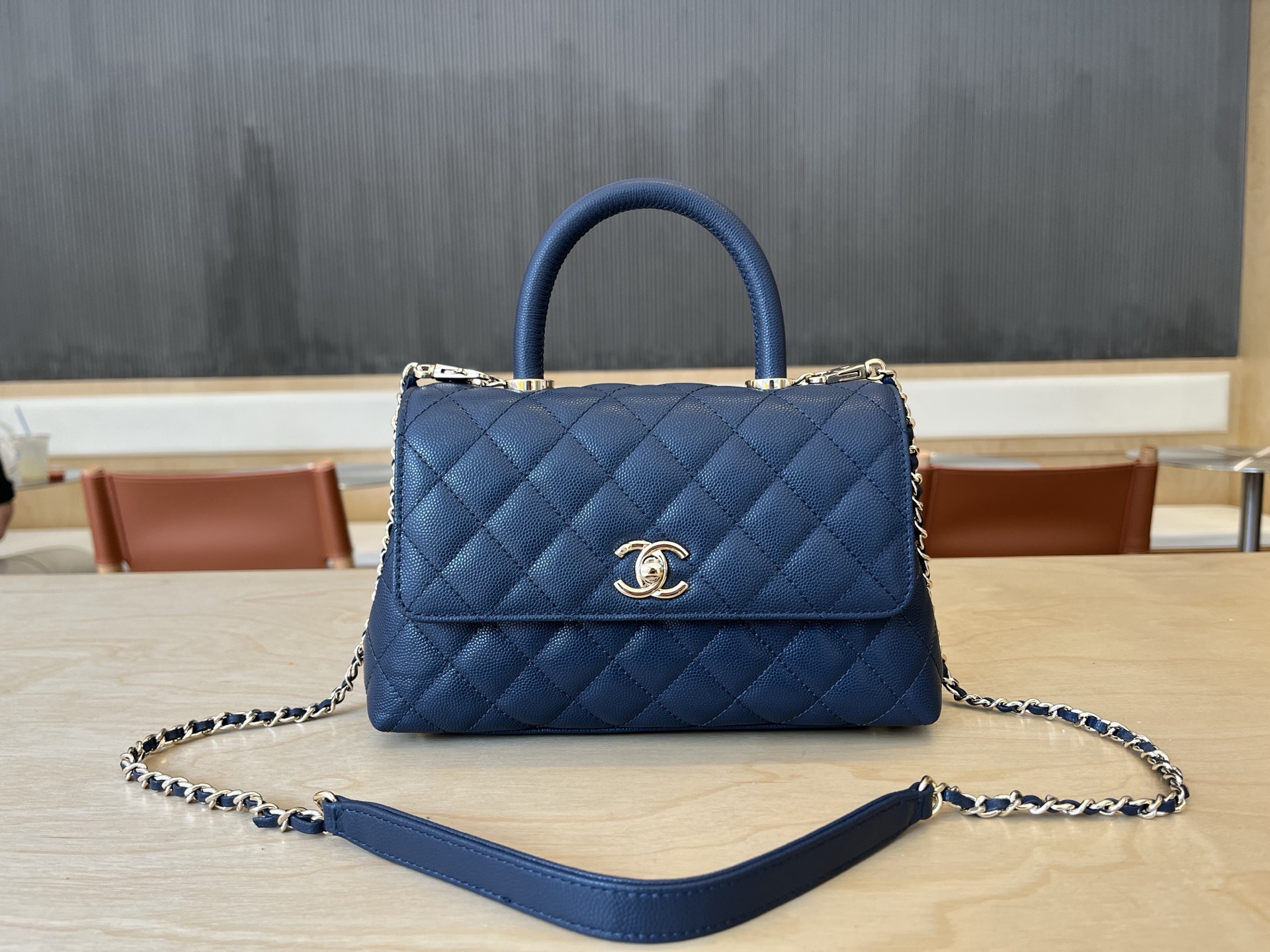 CHANEL Coco Handle 24 深藍色粒紋小牛皮 淡金扣