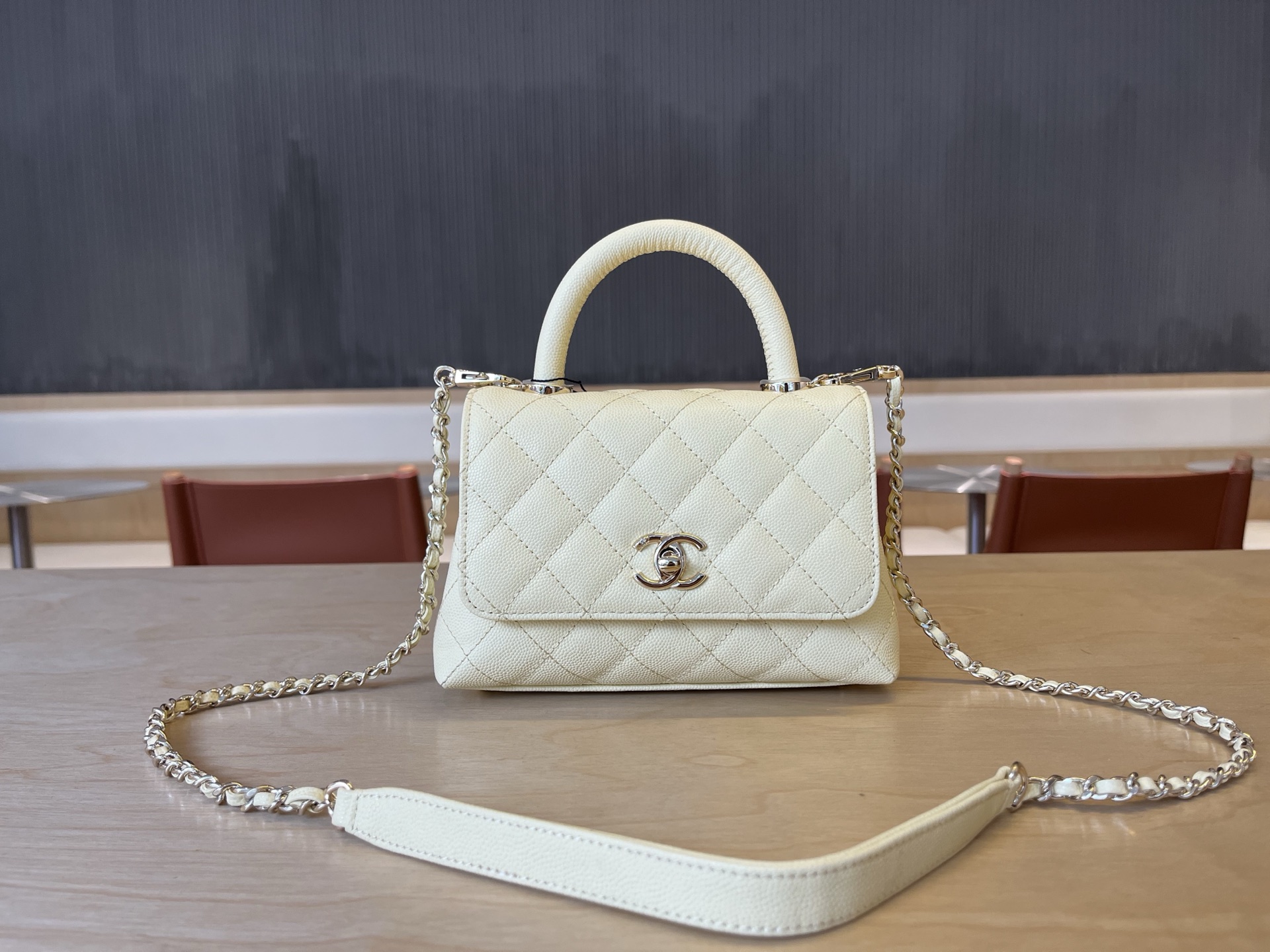 CHANEL Coco Handle Mini 19 白色粒紋小牛皮 淡金扣