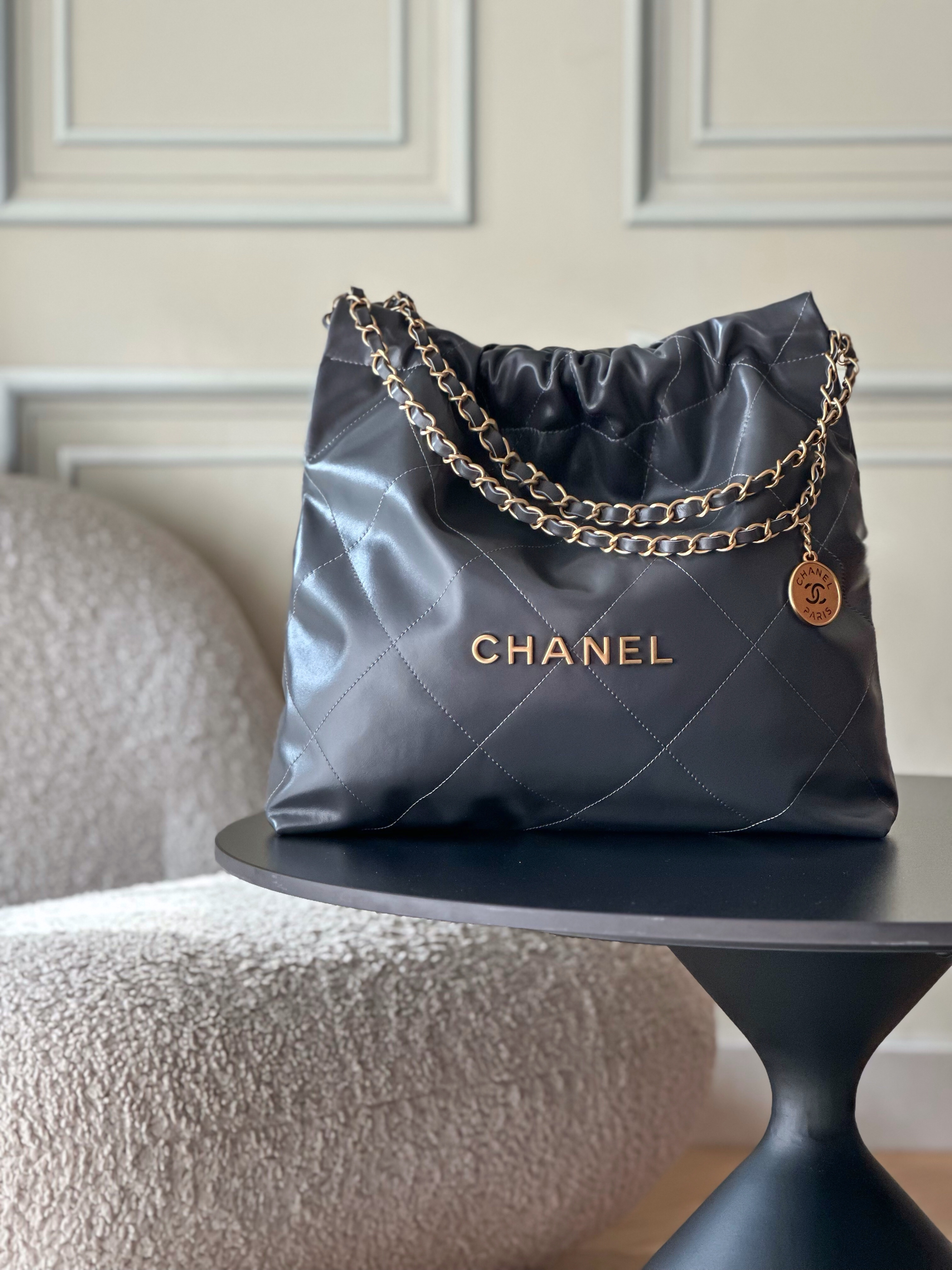 CHANEL 22 AS3261 深灰色亮面小牛皮 金扣