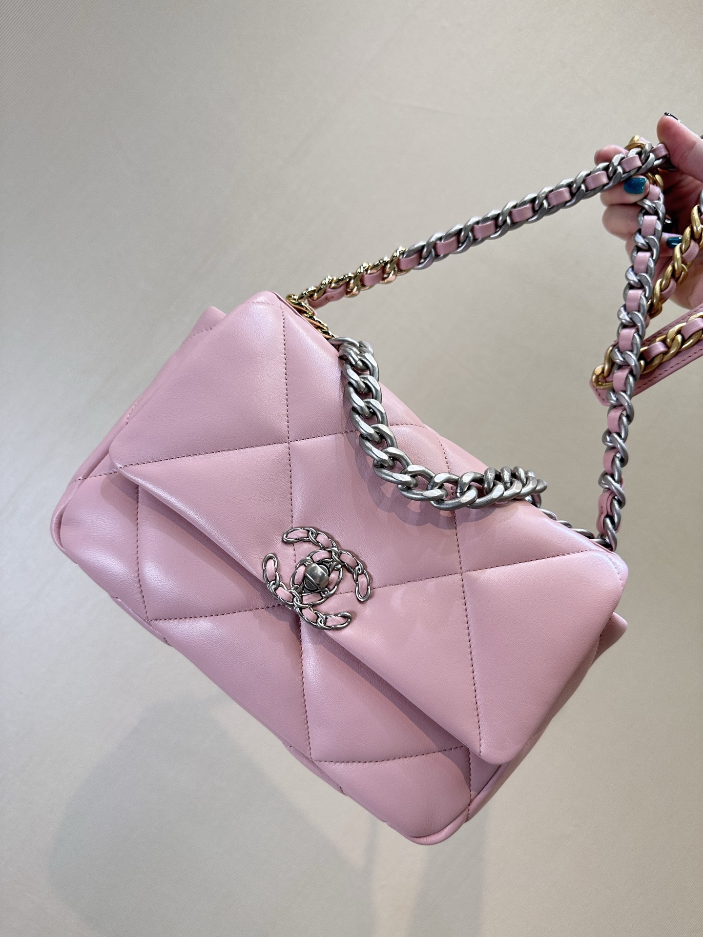 CHANEL 19 AS1160 粉色亮面小羊皮 混色金屬