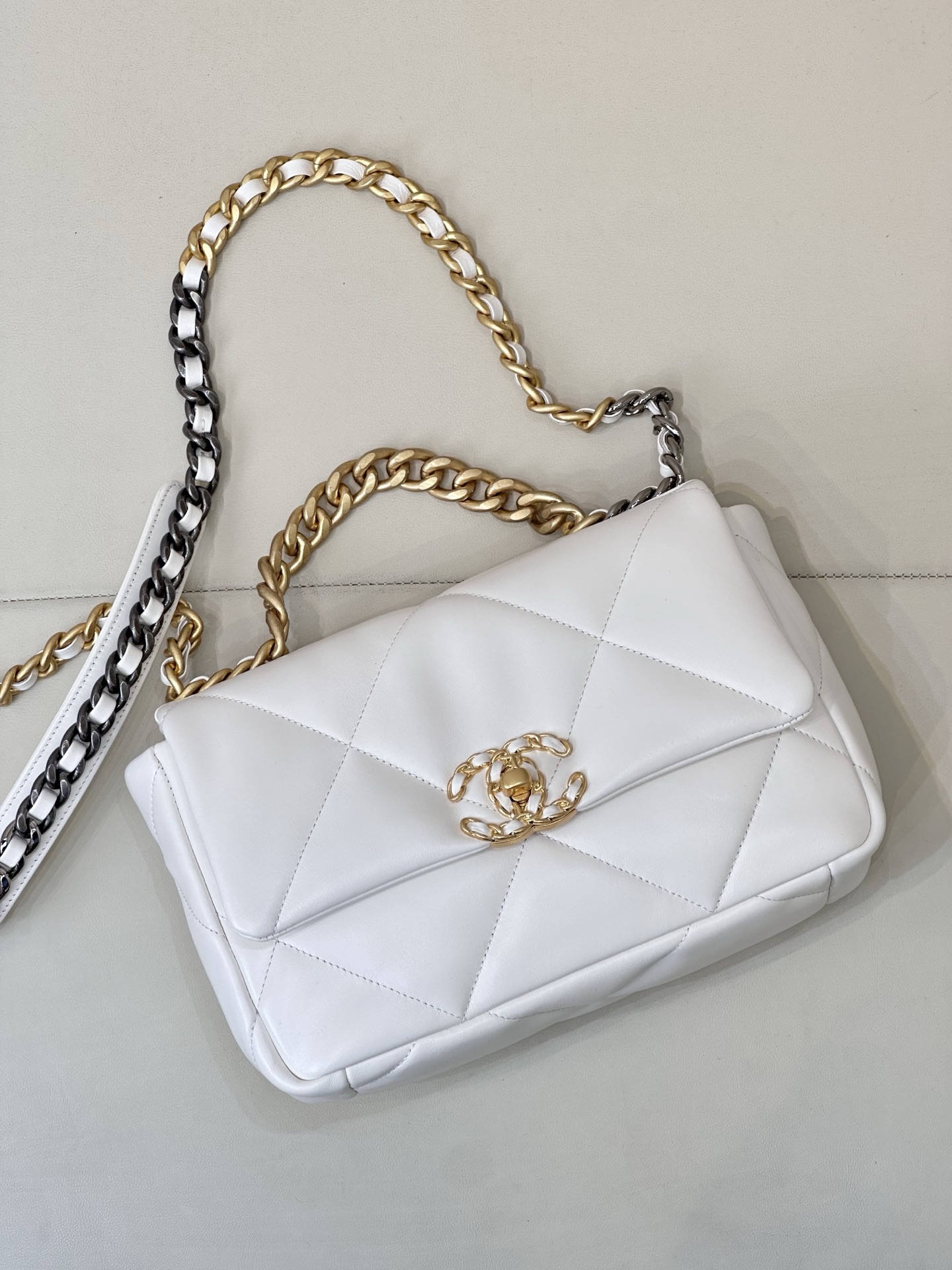 CHANEL 19 AS1160 白色亮面小羊皮 混色金屬
