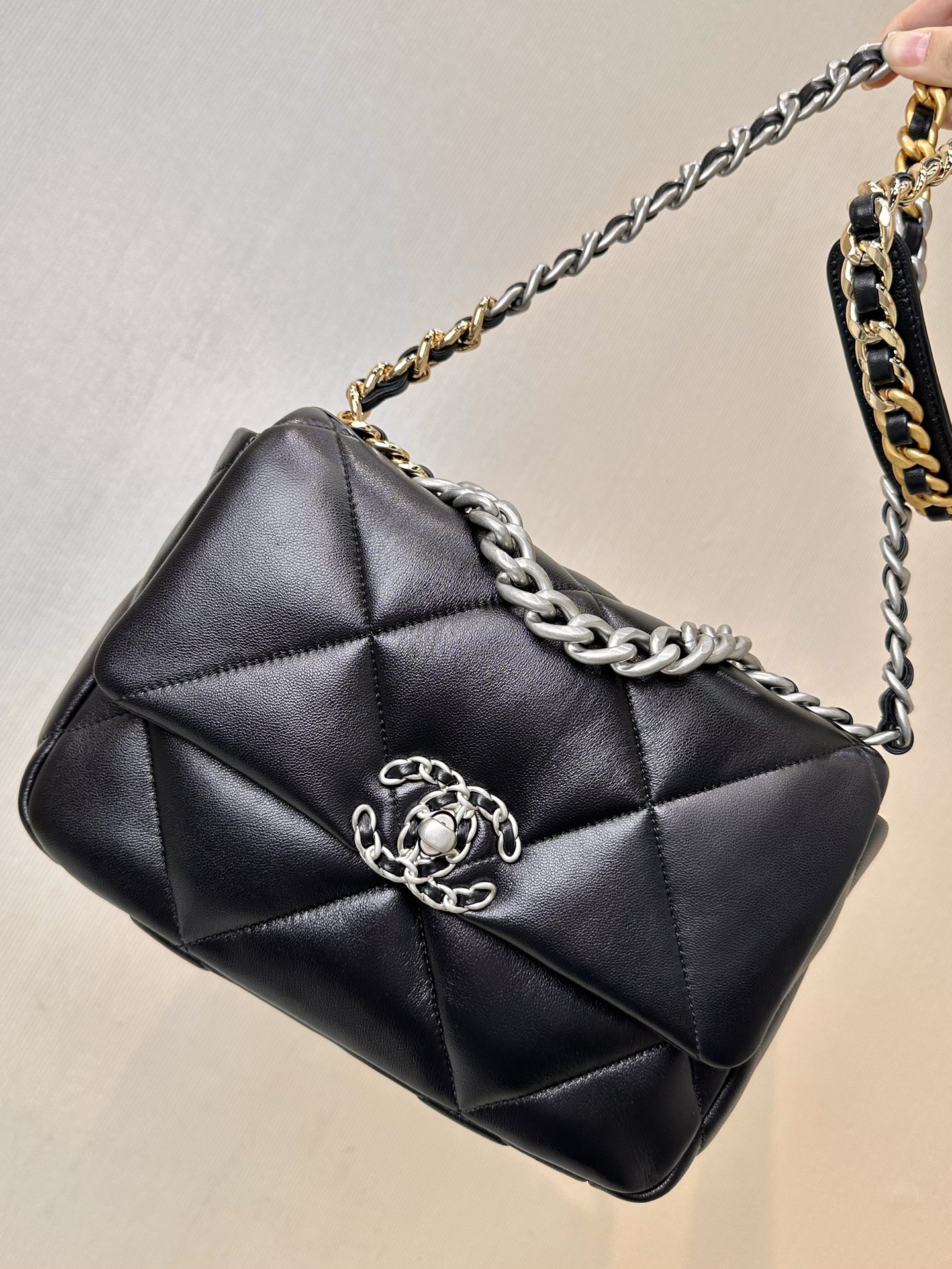 CHANEL 19 AS1160 黑色亮面小羊皮 混色金屬