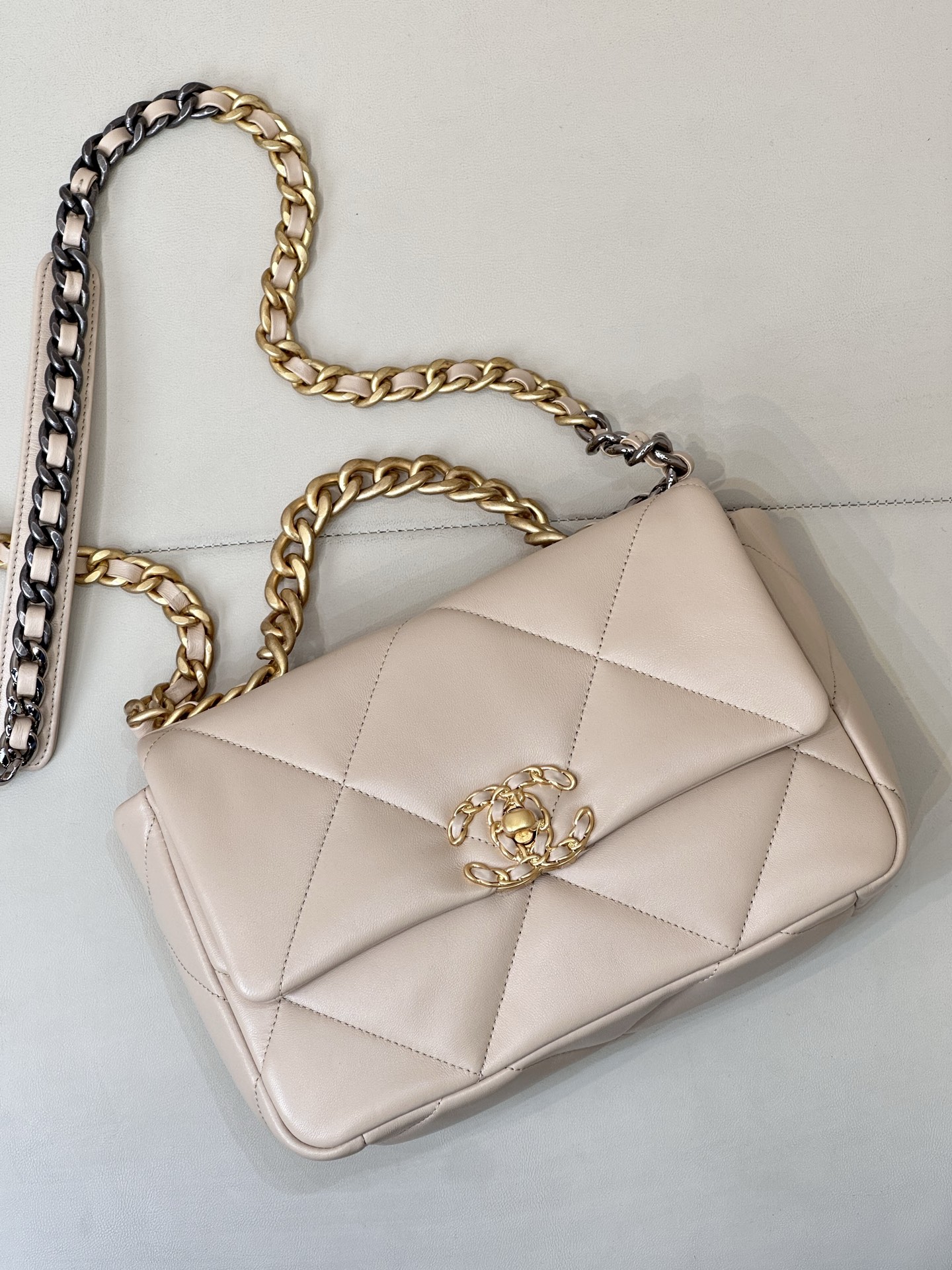 CHANEL 19 AS1160 淺粉杏色亮面小羊皮 混色金屬