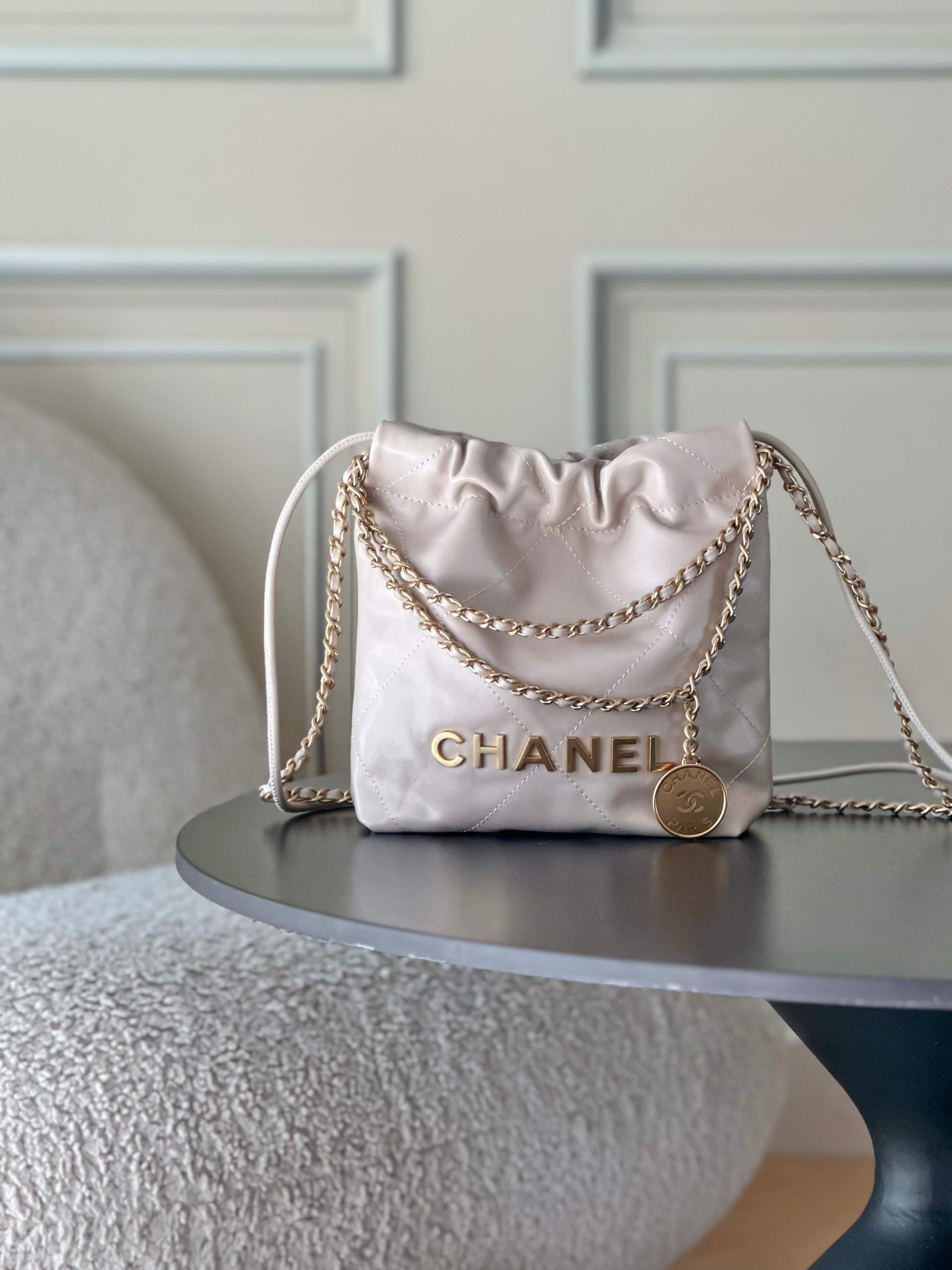 CHANEL 22 Mini AS3980 奶茶色小牛皮 金扣