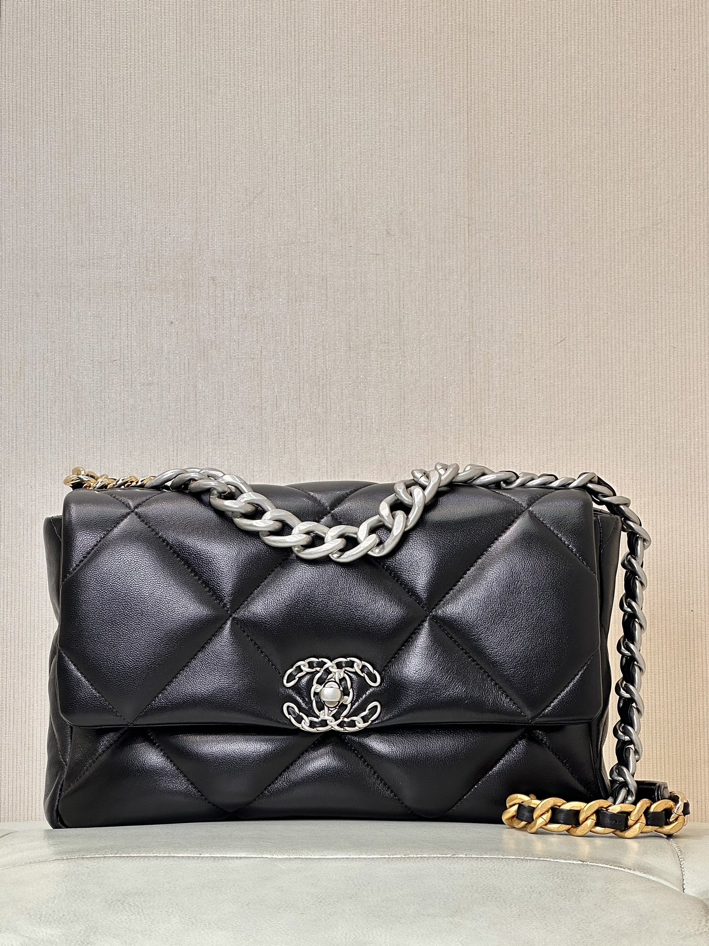 CHANEL 19 AS1161 大型 黑色亮面小羊皮 混色金屬