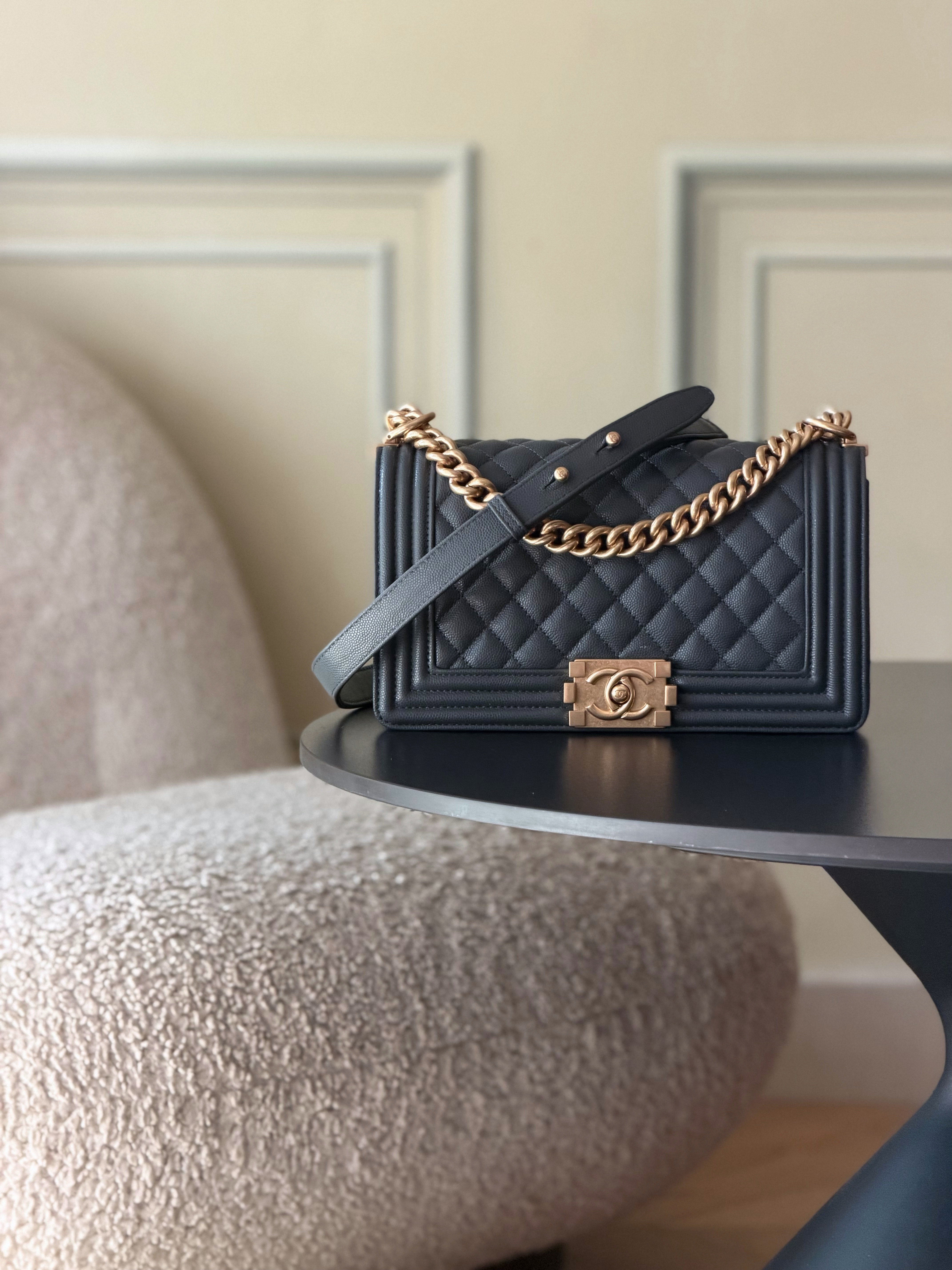 BOY CHANEL A67086 深灰色粒紋小牛皮 金扣