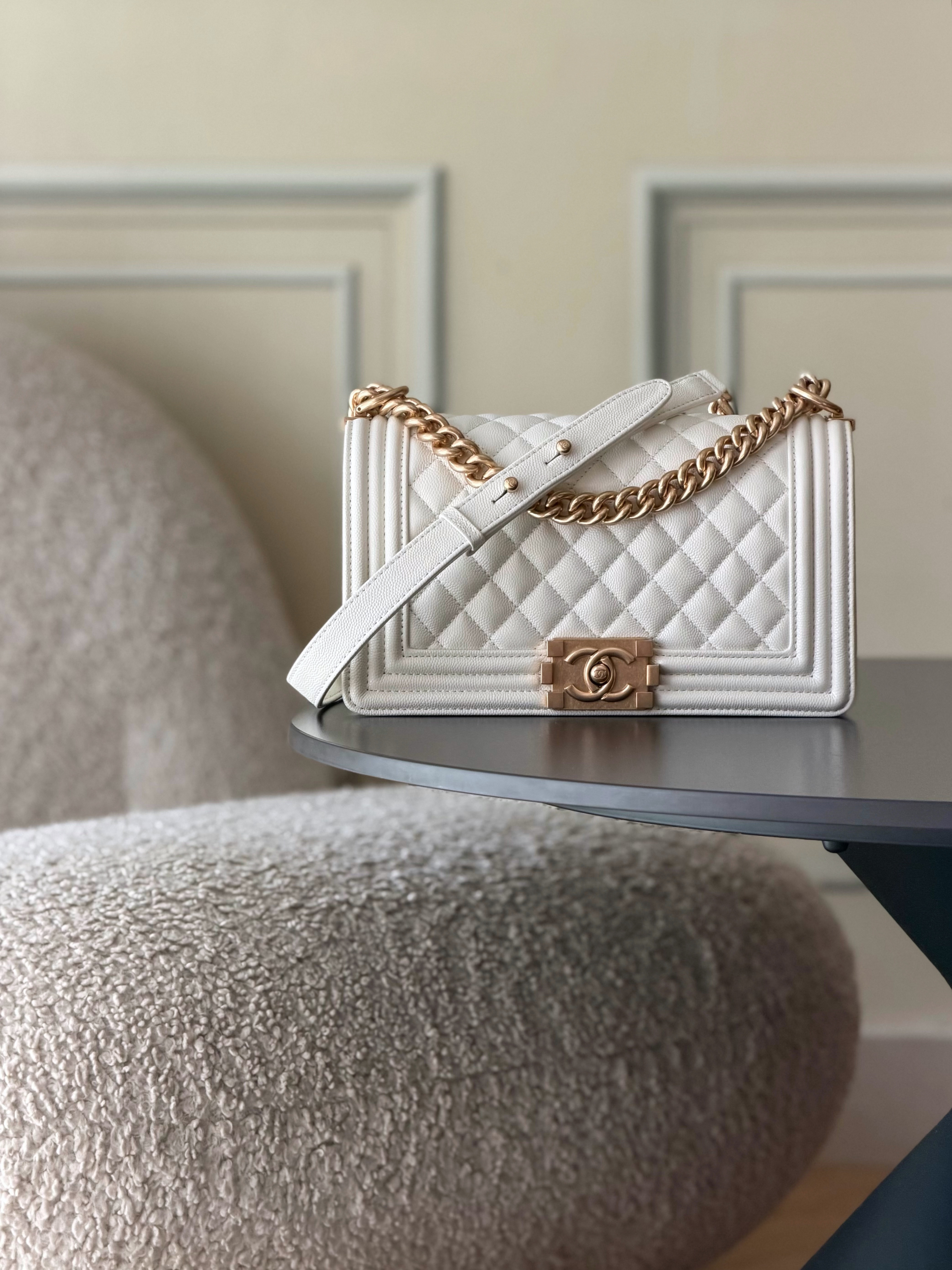 BOY CHANEL A67086 米白色粒紋小牛皮 金扣