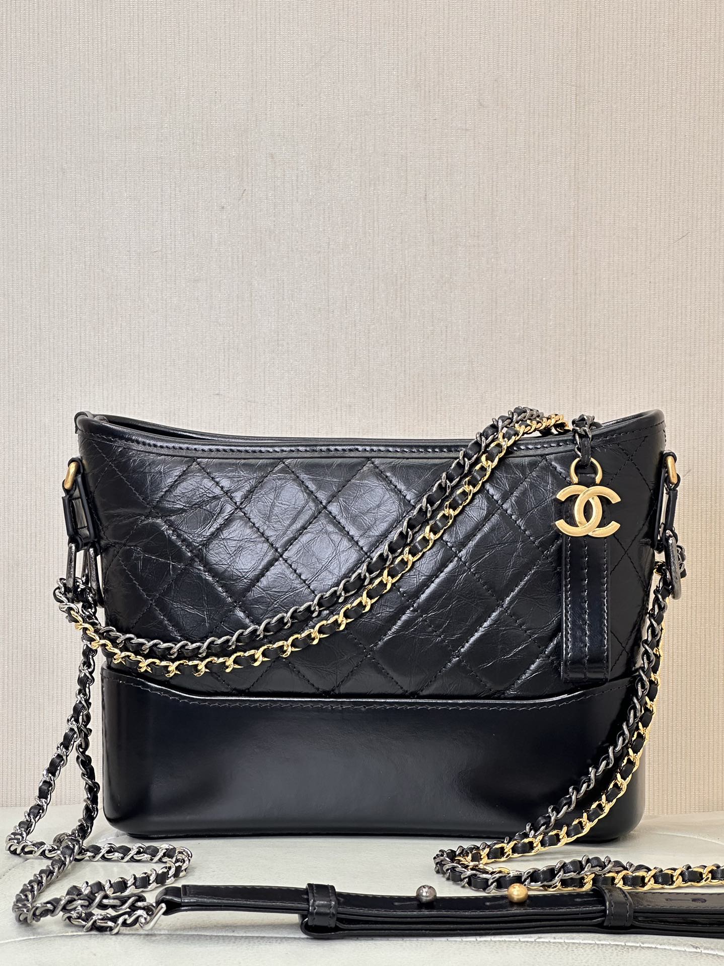 CHANEL Gabrielle AS1582 中型 黑色做旧小牛皮流浪包 混色金属 字母宽肩带款