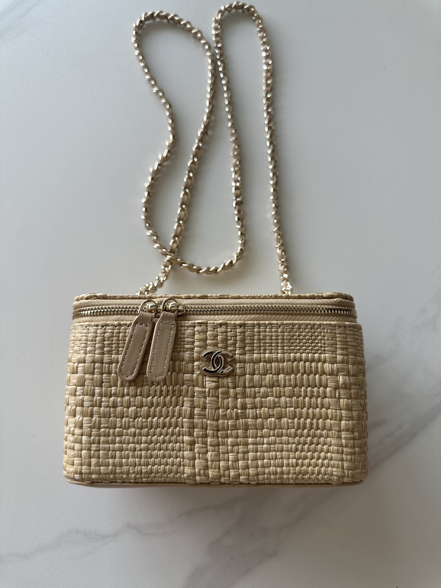 CHANEL Vanity Case AP1341 米色拉菲草編織 鍊帶化妝箱 金扣