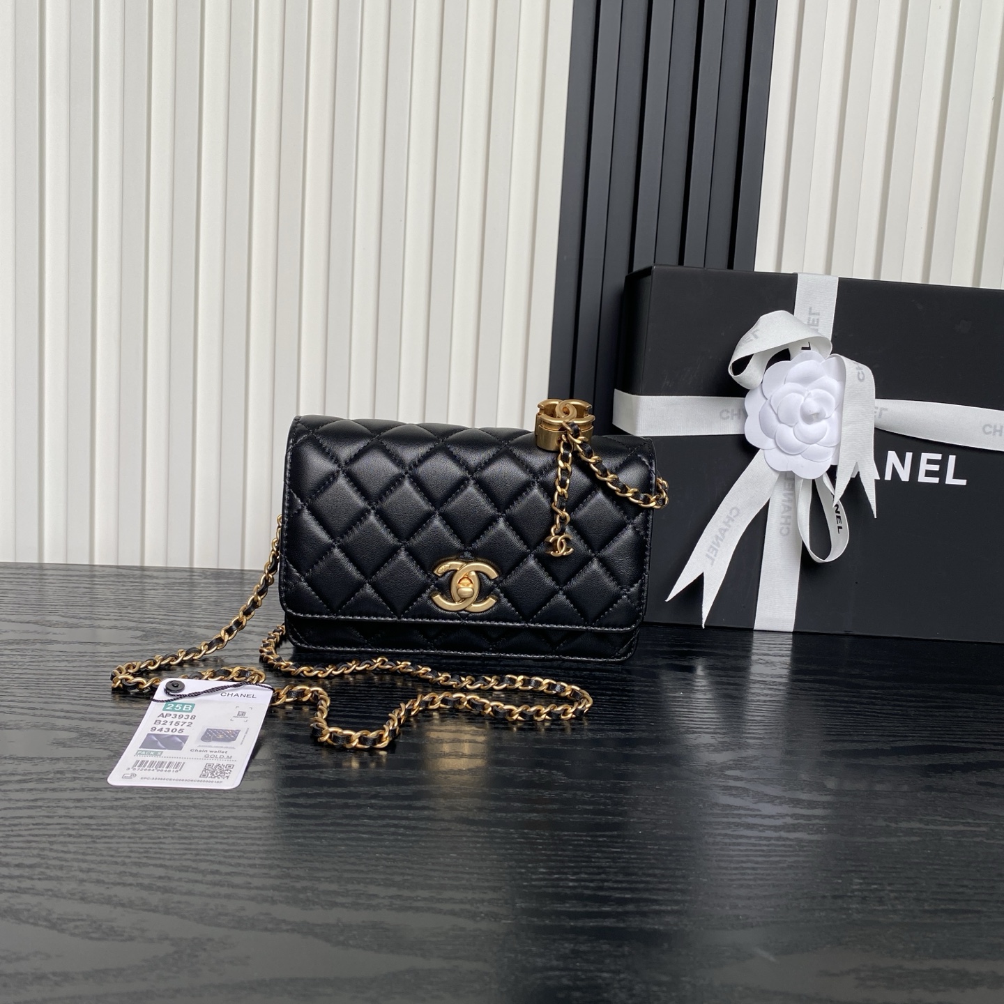 CHANEL WOC AP3938 黑色菱格紋小羊皮 特殊雙 C 扣 鍊帶皮夾 金扣