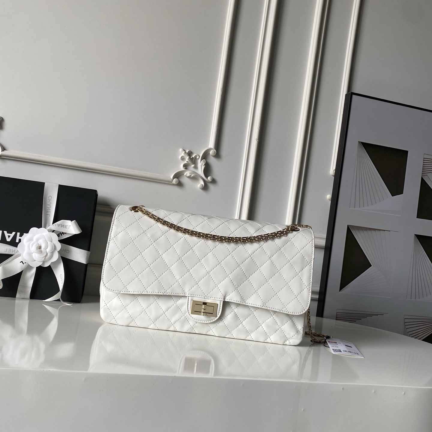 CHANEL Maxi 2.55 AS6165 白色復古小牛皮 菱格紋鍊帶肩背包 金扣