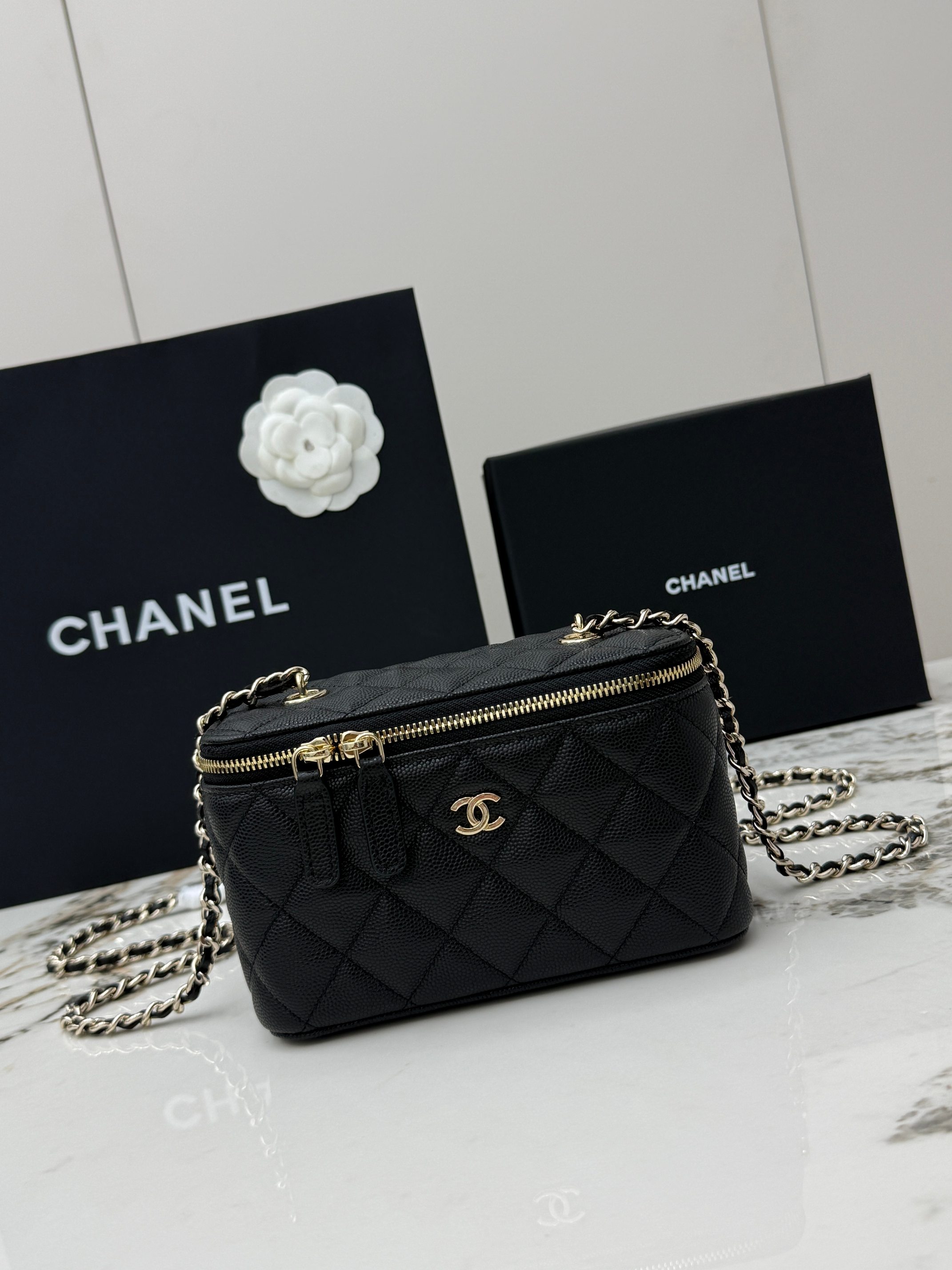 CHANEL Vanity Case AP1341 黑色粒紋小牛皮 鍊帶化妝箱 金扣